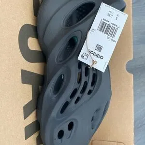 Yeezy foam RbR onyx FINALLY! BUT IS IT ACTUALLY BLACK? Yeezy Foam RNNR Onyx On  main image 4